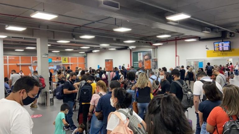 Foto flagra aglomeração no Aeroporto de Navegantes