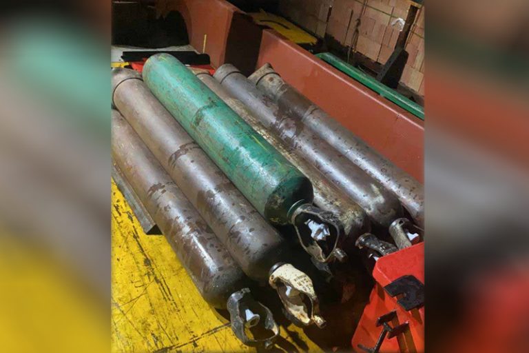 Manaus: PM apreende 45 cilindros de oxigênio em barco