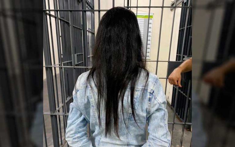 Presa em Camboriú mulher acusada de atear fogo no pai de amiga