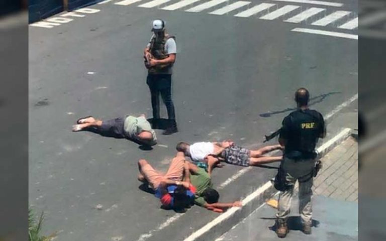 Bandidos são presos no pátio da Havan de Barra Velha