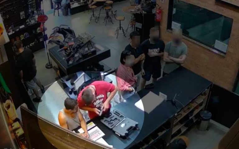 VÍDEO: veja o momento em que homem é atingido por tiro acidental em Camboriú