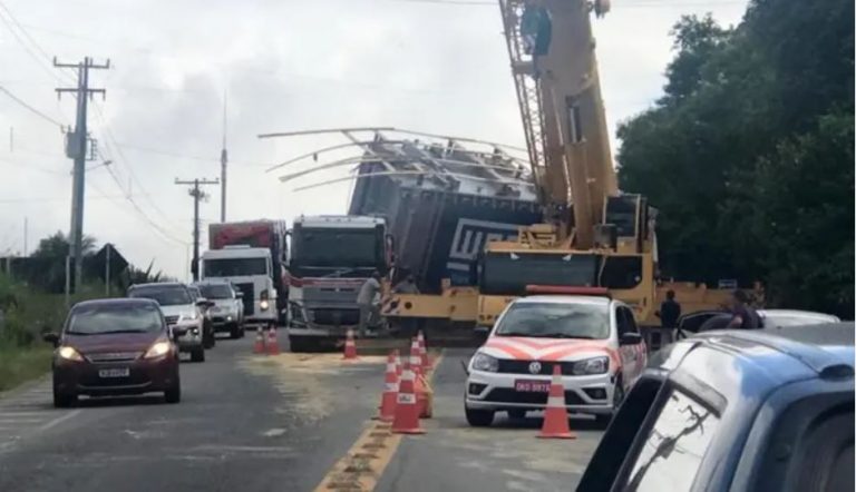 Transformador de 107 toneladas cai de carreta na BR-470