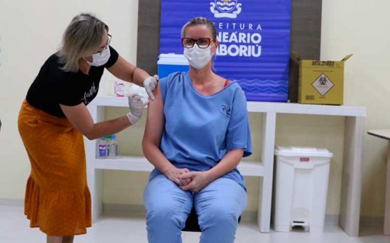 Primeiras pessoas são vacinadas em Balneário Camboriú