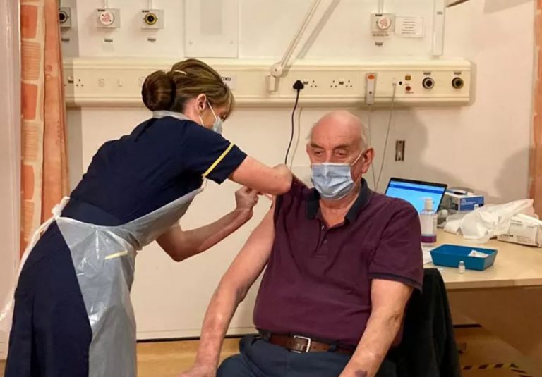 Homem de 82 anos recebe 1ª dose da vacina de Oxford no Reino Unido