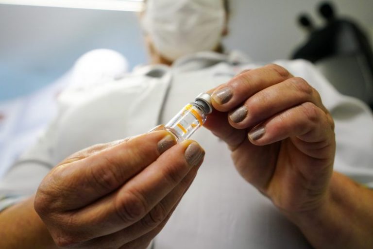 Brasil não pode importar doses das vacinas de Oxford vindas da Argentina
