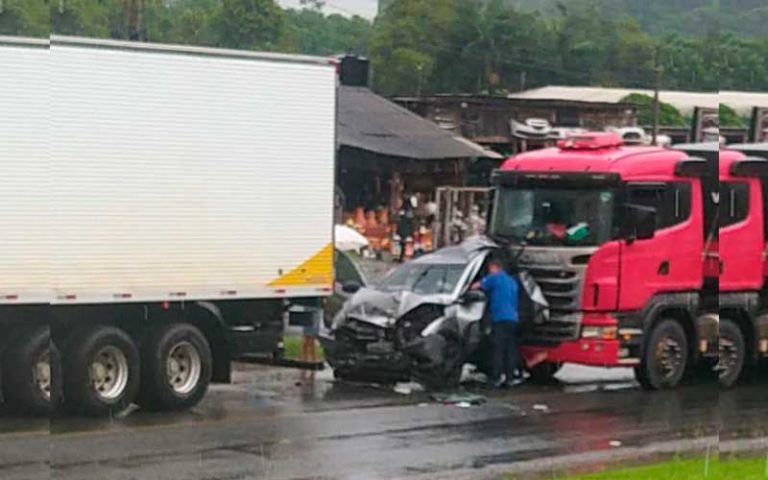 VÍDEO: Carro é esmagado entre dois caminhões na BR-470