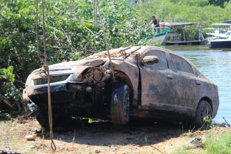 Carro encontrado no Rio Piçarras pertence a fiscal desaparecido em Navegantes