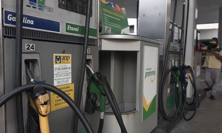 Petrobras anuncia nova redução no litro da gasolina nas distribuidoras