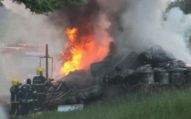 Carreta pega fogo na BR-101 em Balneário Camboriú