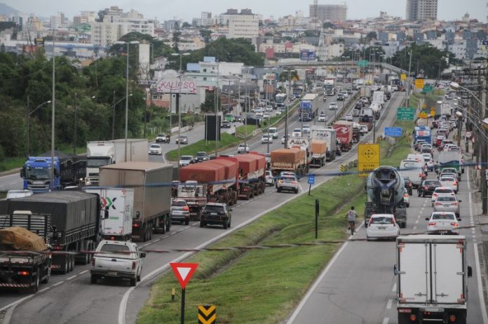 movimento-de-veiculos-na-br101-leo-munhoz-2012-800x531