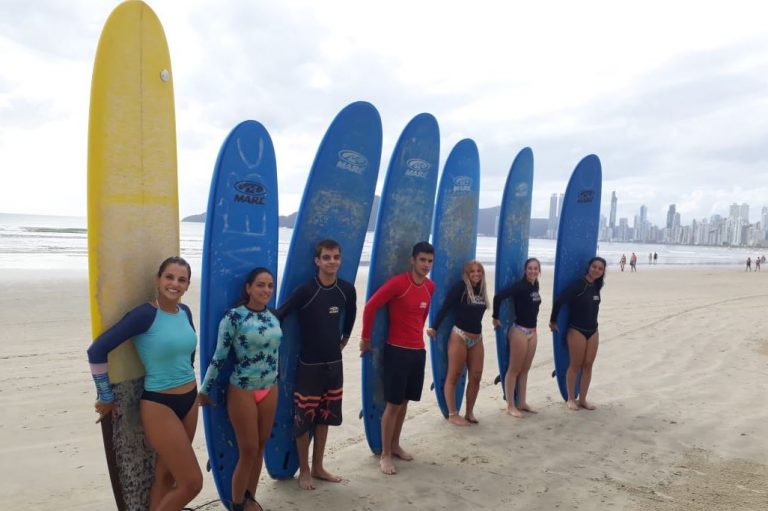 Inscrições abertas para aulas de surf na Praia Central