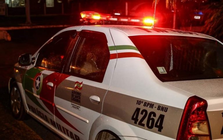 Casal contrata transex para programa e brincadeira acaba com polícia