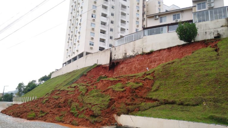Parte de Condomínio é interditado por deslizamento em Camboriú