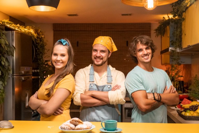 Cantor de Itajaí lança clipe com participação de ex-The Voice Kids e ex-Master Chef