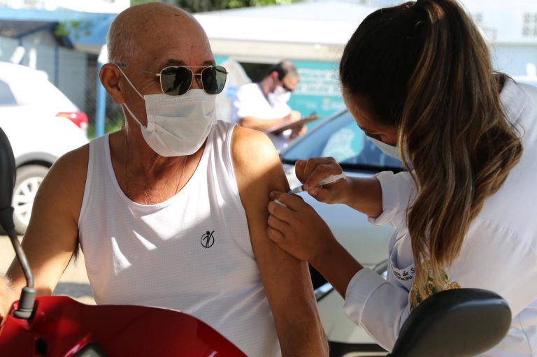 Vacinação dos idosos com 68 anos começa nesta segunda-feira
