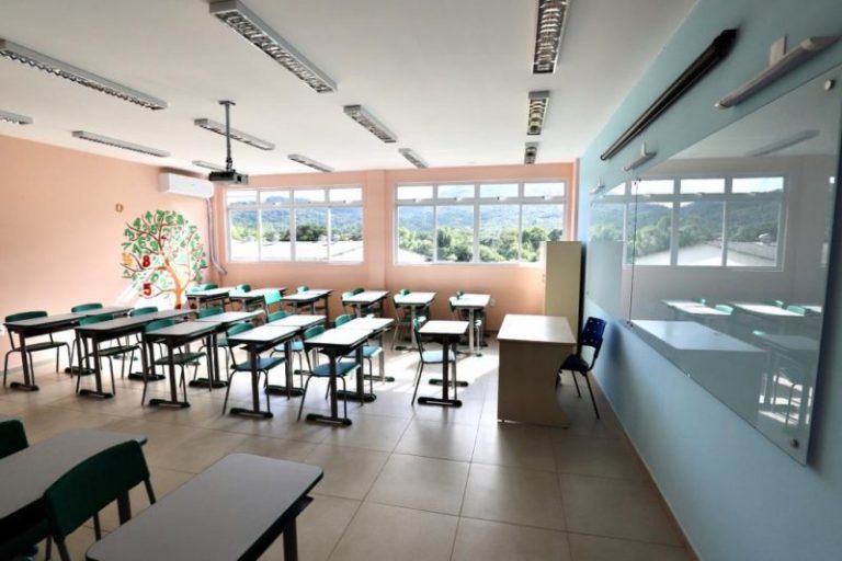 Governo de SC pede professores em grupo prioritário para vacina ao Ministério da Saúde