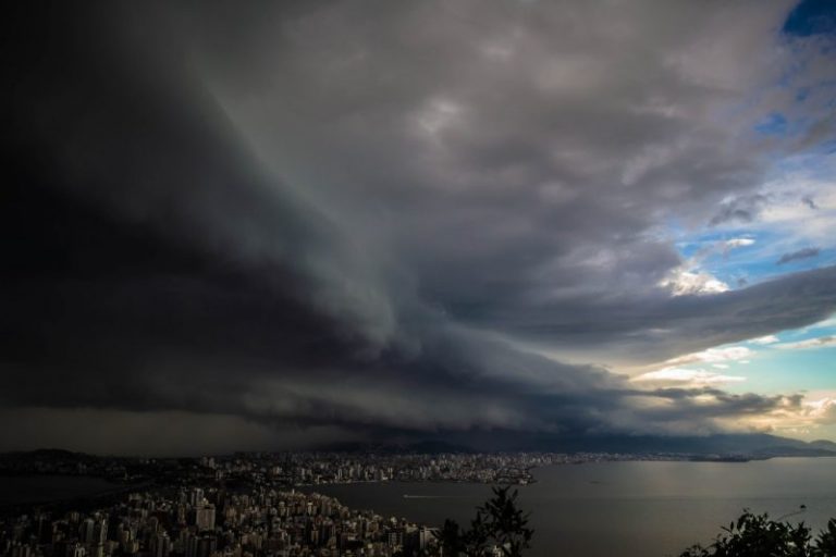 Ciclone extratropical pode atingir Santa Catarina. Defesa Civil emitiu alerta