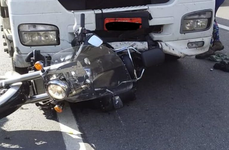 VÍDEO: Carreta bate e arrasta moto por mais de 30km na BR-101