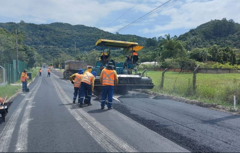 Pavimentação asfáltica inicia no Bairro Estaleirinho