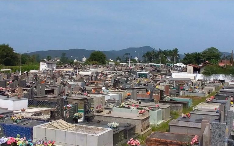 Mãe espera mais de 30 horas para velar o filho, por falta de túmulo