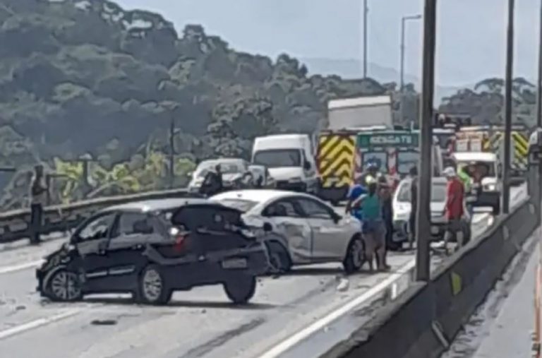 Engavetamento envolvendo pelo menos oito veículos interdita BR-101 em Joinville