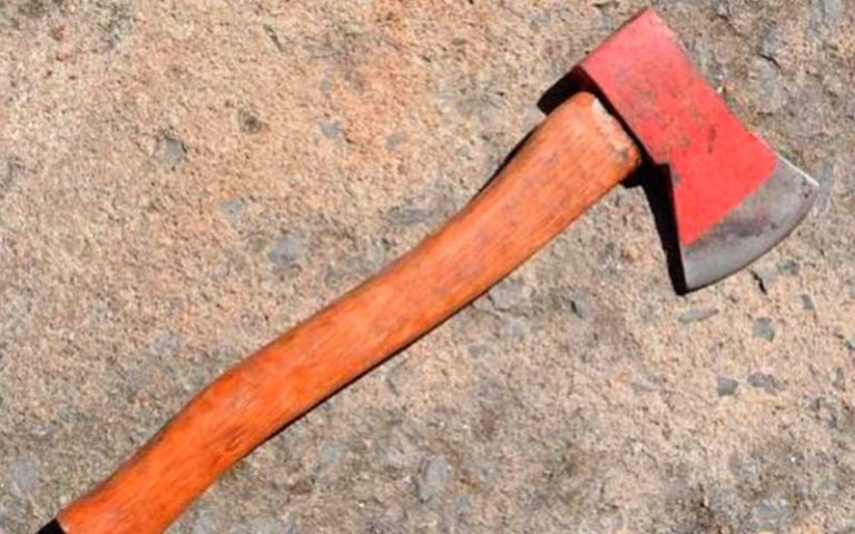 Homem leva golpe de machado em discussão