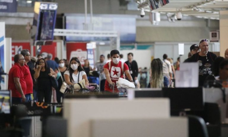 Anvisa proíbe máscaras de acrílico e face shields em aeroportos