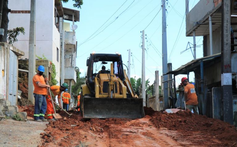 Loteamento Jardim Denise com obra de implantação da rede de esgoto
