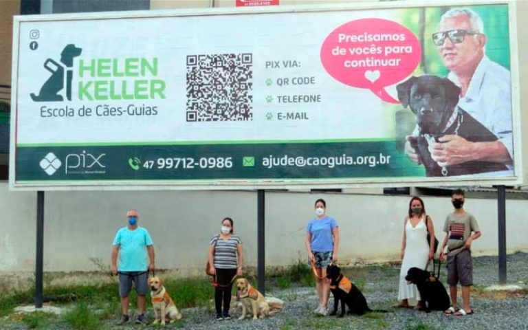 Empresa cede 16 outdoors para campanha da Escola de Cães-Guias Helen Keller