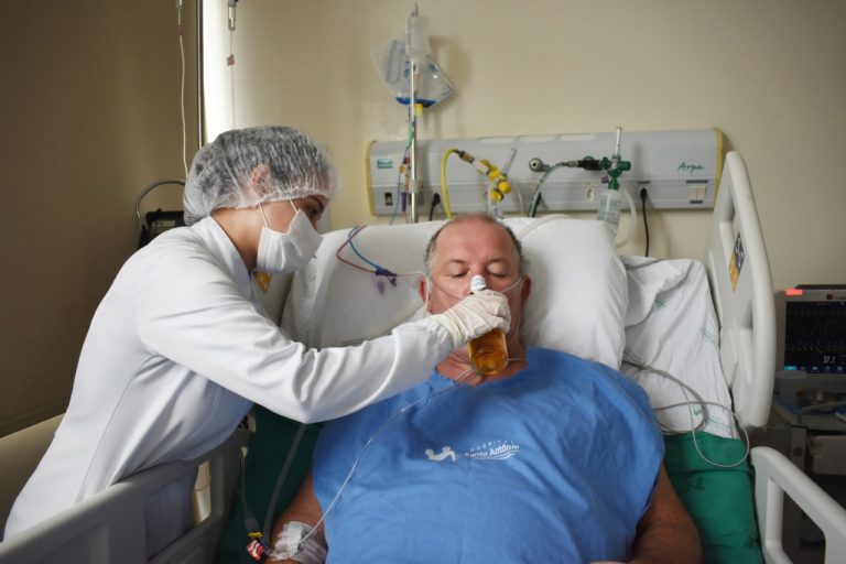 VÍDEO: Paciente sai da UTI Covid e pede para tomar uma cerveja