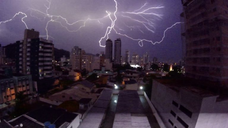 Imagens impressionantes de raios durante tempestade em SC; confira