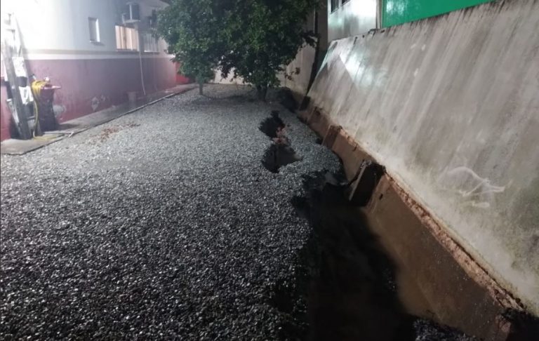 Muro da base do SAMU desmoronou em Camboriú