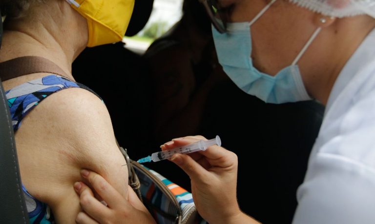 Balneário Camboriú ultrapassa 100 mil pessoas vacinadas com 1° dose e dose única