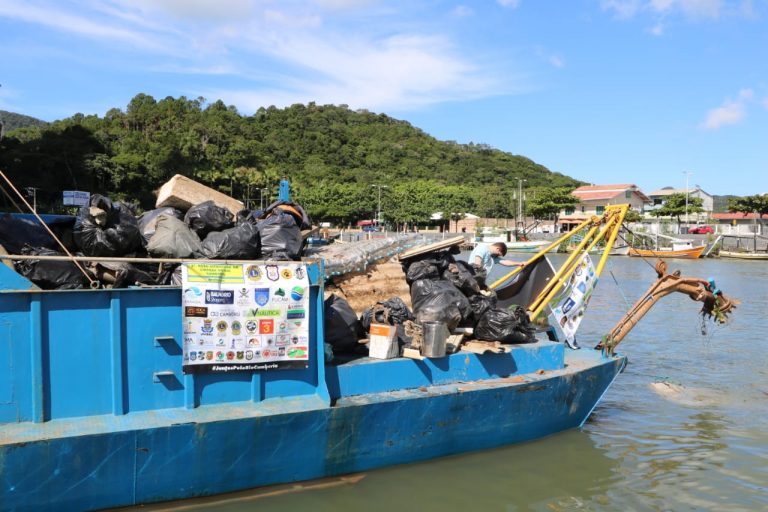 50 metros cúbicos de lixo são retirados em ação no Rio Camboriú