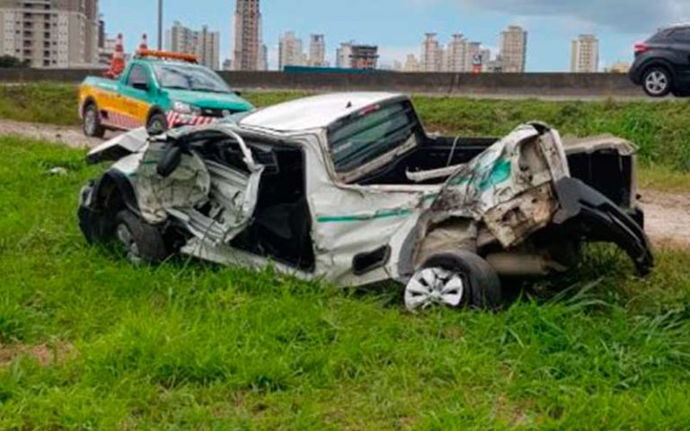 Motorista para no acostamento e é atropelado por caminhão
