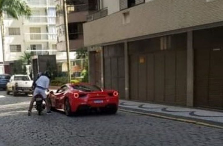 Dupla assalta motorista de Ferrari no Centro de Balneário