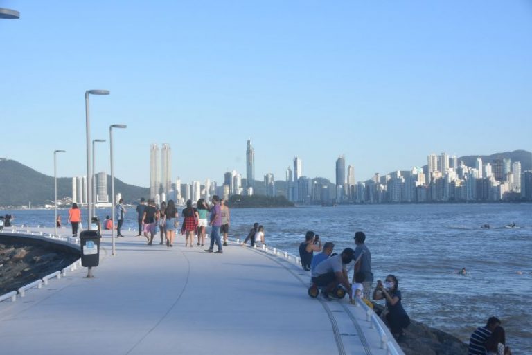 Luminárias de LED são roubadas no molhe do Pontal Norte