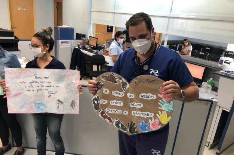 Cartas de crianças são entregues para profissionais do Hospital Ruth Cardoso