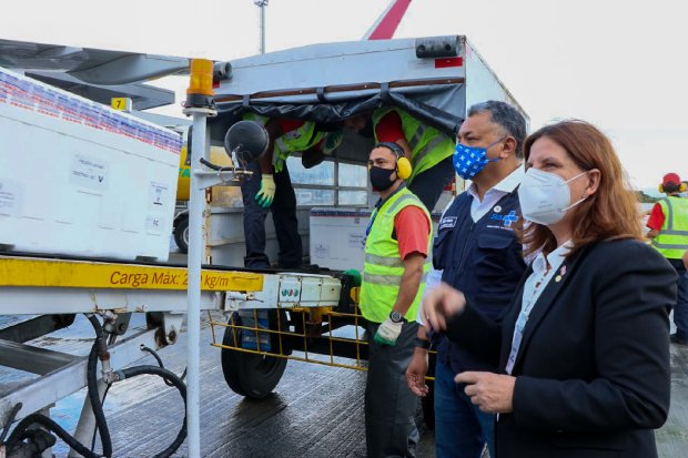 Novo lote de vacinas contra a Covid-19 já está em SC; saiba qual o público-alvo