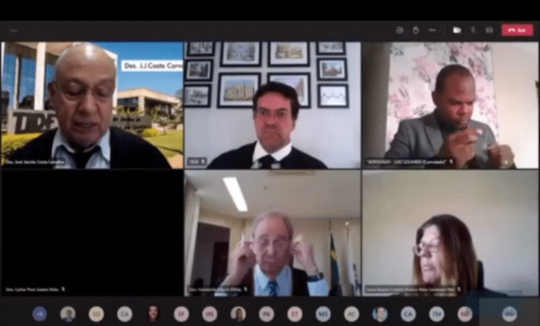 VÍDEO: Advogado entra em sessão de Tribunal de Justiça tomando banho