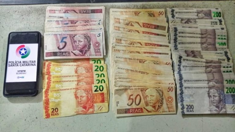 Adolescentes são flagrados com R$ 31 mil em notas falsas na cueca