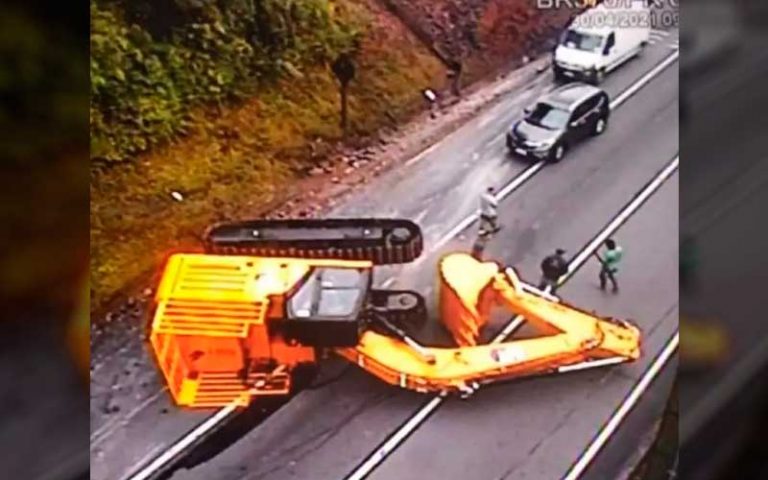 Escavadeira cai de caminhão na BR-376 entre SC e PR