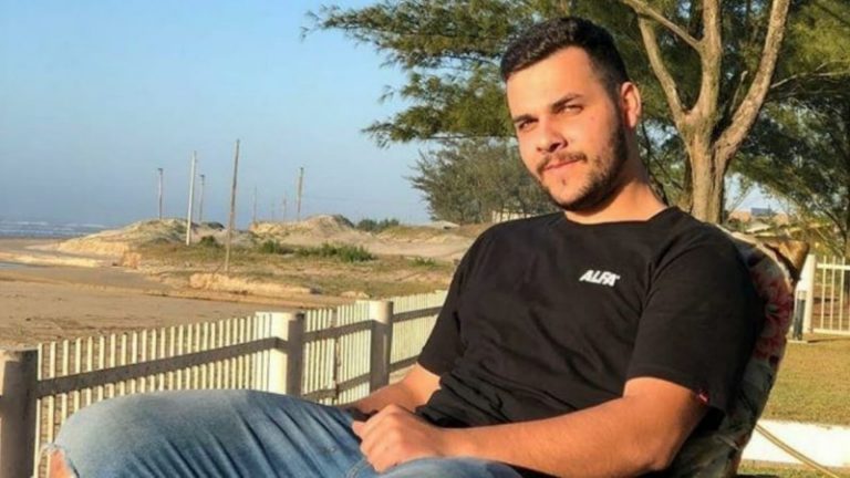 Jovem morre em “brincadeira” de roleta russa