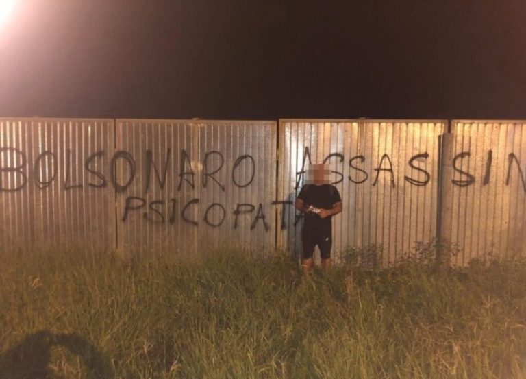 Professor da UFSC é flagrado pichando “Bolsonaro assassino” em tapume de obra