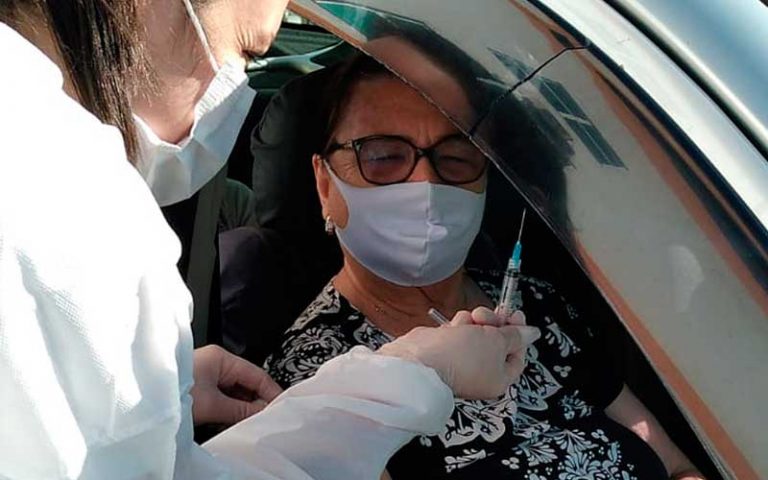 Camboriú realiza drive-thru de vacinação contra o Covid-19 em idosos 65+
