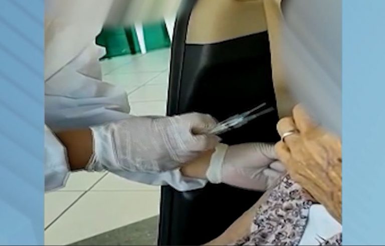 Vídeo: Profissional é afastada após erro grave em aplicação de vacina