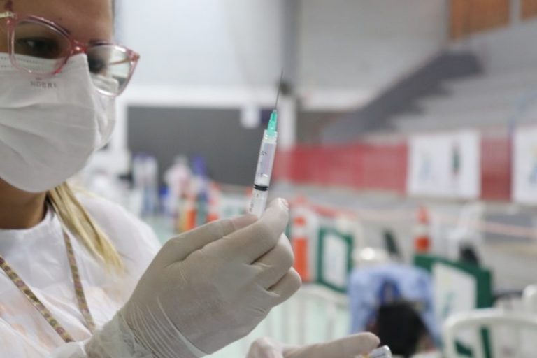 75% dos adultos já tomaram pelo menos a primeira dose no Brasil