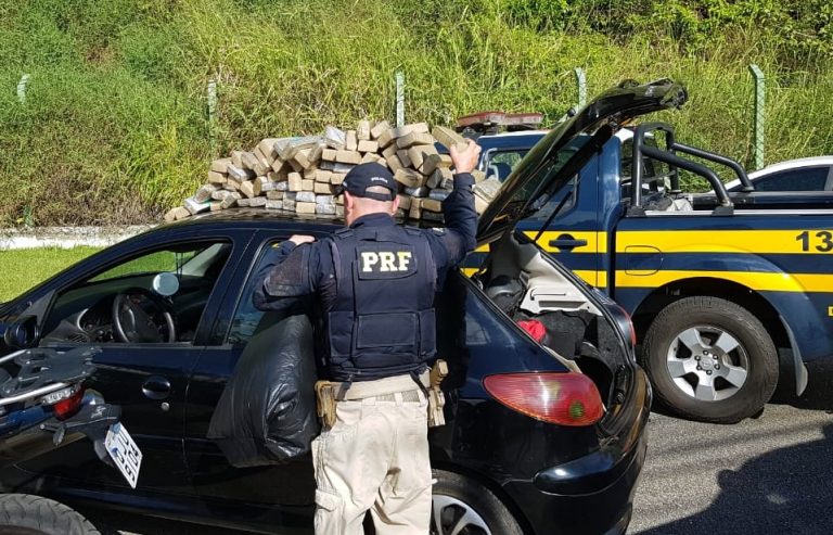 PRF encontra mais de 70 quilos de maconha escondida em carro