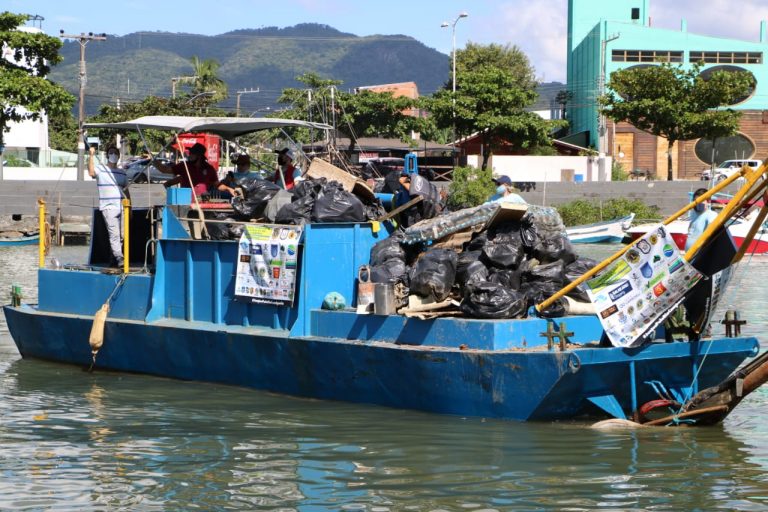 Barco Pirata desenvolve projeto “Barco Escola” para conscientizar sobre a limpeza do Rio Camboriú