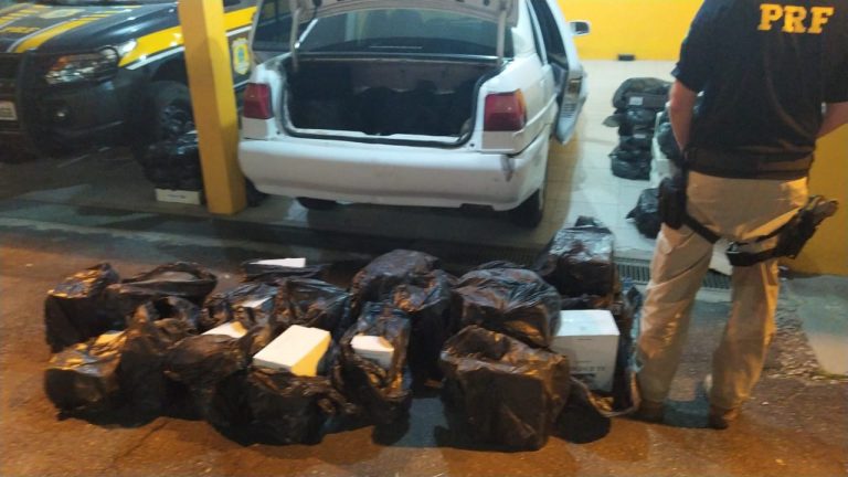 PRF flagra veículo com 394 garrafas de vinho contrabandeadas em Barra Velha